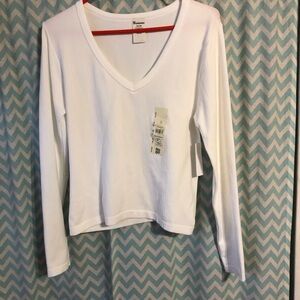 No Boundaries ladies off white seamless V-neck long sleeve slim fit pullover top